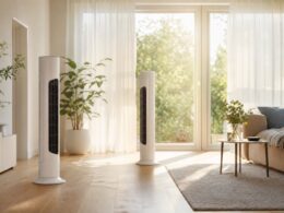Helles Wohnzimmer mit Turmventilatoren an einem heissen Sommertag