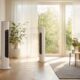 Helles Wohnzimmer mit Turmventilatoren an einem heissen Sommertag