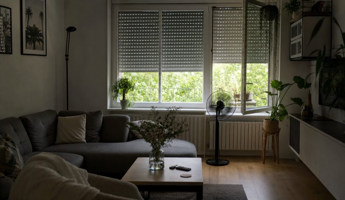 Angenehm kuehles, beschattetes Wohnzimmer an einem heissen Sommertag