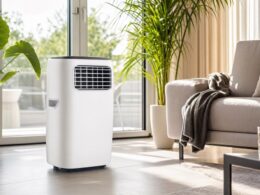 Mobiles Klimageraet in einem hellen Wohnzimmer an einem Sommertag