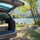 Sommerausflug am See mit elektrischer Kuehlbox im Kofferraum
