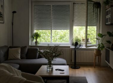 Angenehm kuehles, beschattetes Wohnzimmer an einem heissen Sommertag