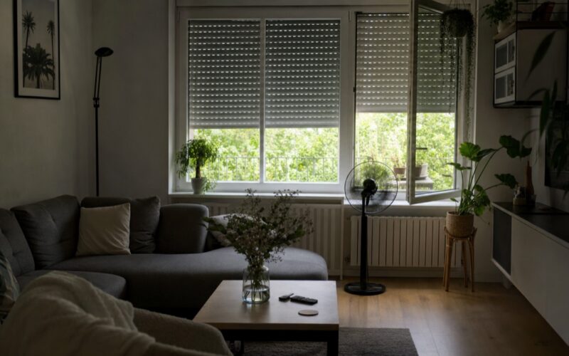 Angenehm kuehles, beschattetes Wohnzimmer an einem heissen Sommertag