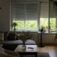 Angenehm kuehles, beschattetes Wohnzimmer an einem heissen Sommertag