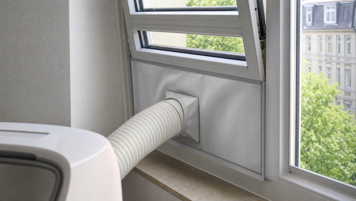Abluftschlauch im gekippten Fenster