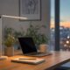 Moderne LED-Schreibtischlampe auf einem Homeoffice-Schreibtisch in der Abenddämmerung