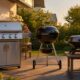 Gasgrill, Kohlegrill und Elektrogrill nebeneinander auf einer Terrasse