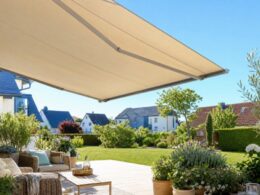 Terrasse mit großer heller Markise an einem sonnigen Sommertag
