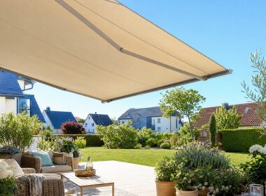 Terrasse mit großer heller Markise an einem sonnigen Sommertag